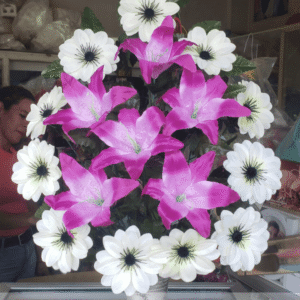 Arreglo de Dalias Blancas y Lirios Fucsia con Base de Barro Alta Plateada y Negra