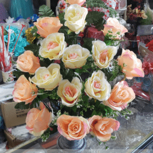 Arreglo de Rosas Grandes Amarillas y Rosa Pálido con Base de Barro Alta Plateada